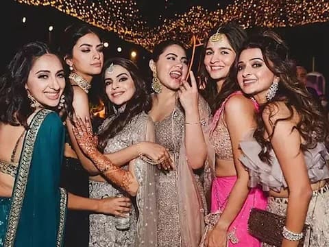 আলিয়াকে রণবীর কপূরের সঙ্গে ব্রহ্মাস্ত্র সিনেমায় দেখা যাবে। এই সিনেমাতেই প্রথমবার একসঙ্গ দেখা যাবে আলিয়া ও রণবীরকে।
