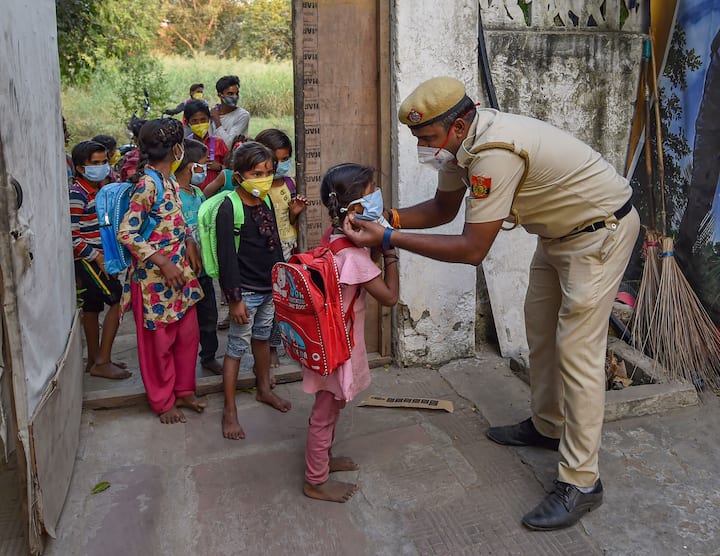 করোনা আবহে মাস্ক পরা বাধ্যতামূলক করে দেয় সরকার। সংক্রমণের হাত থেকে বাঁচার জন্য সব বয়সের মানুষই মাস্ক পরা শুরু করেন। ছবি সৌজন্যে পিটিআই