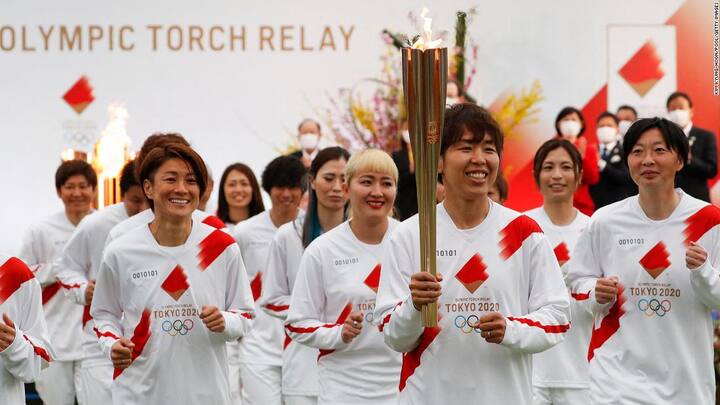Tokyo olympic torch relay begins amid COVID fears ஜப்பானின் ஃபுகுஷிமாவில் தன் பயணத்தைத் தொடங்கியது ஒலிம்பிக்ஸ் தீப்பந்தம்..