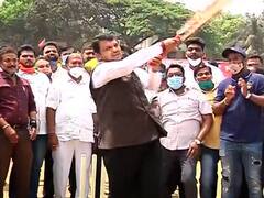 PHOTO : ये लगा सिक्सर...! फडणवीसांची मैदानावर जबरदस्त फटकेबाजी, पाहा फोटो