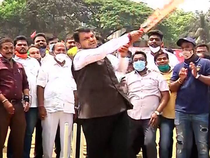 मुंबईत एका क्रिकेट सामन्याच्या उद्घाटनाला विरोधी पक्षनेते देवेंद्र फडणवीस यांनी हजेरी लावली. यावेळी त्यांनी फलंदाजी करत काही फटके देखील लगावले.