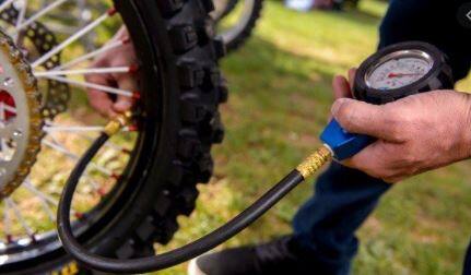 ટાયર્સઃ ઉનાળામાં ટાયરનું ખાસ ધ્યાન રાખવું જોઈએ. અઠવાડિયા બંને ટાયર્સમાં હવા ચેક કરવી જોઈએ. હવા ઓછી કે વધારે હોવાથી વાહનના પરફોર્મંસ પર અસર પડે છે. એટલું જ નહીં સમયાંતર વ્હીલ બેલેંસિંગ કરાવવું પણ ફાયદામંદ છે. ટાયર ઘસાઈ ગયા હોય તો બદલાવી લેવા જોઈએ.