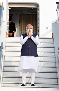 PM Modi in Bangladesh: পৌঁছেই শ্রদ্ধা জাতীয় স্মৃতি সৌধে, জাতীয় দিবস উদযাপনে বাংলাদেশে মোদি