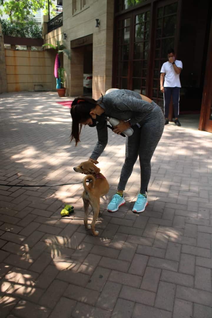 Malaika Arora is known for her fitness routine and on Friday she was papped as she stepped out for her gym session. [pic credit: Manav Manglani]