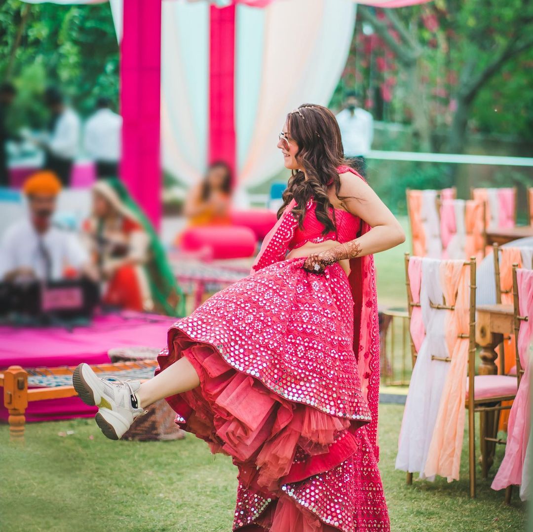 This bride wore LED shoes with her Mehendi lehenga and it's the COOLEST  thing ever! | The Times of India