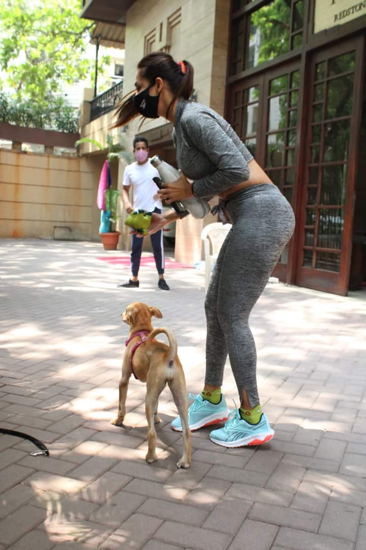 Malaika recently hit the headlines as she enjoyed a get-together with boyfriend Arjun Kapoor, Karan Johar, Gauri Khan, Maheep Kapoor, Manish Malhotra and others at her sister Amrita’s residence. [pic credit: Manav Manglani]