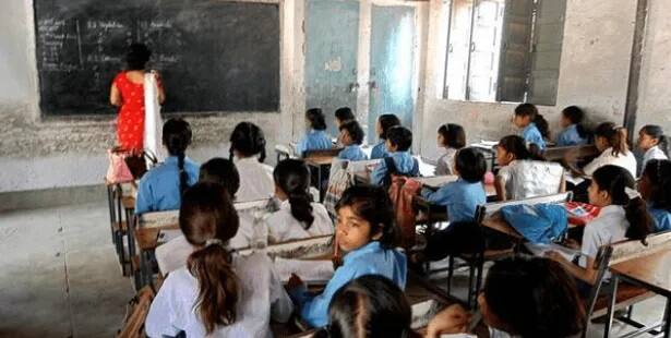 Know how many unqualified teachers is present in all Gujarat ગુજરાતની સ્કૂલોમાં કેટલા હજાર લાયકાત વિનાના શિક્ષકો ભણાવે છે એ જાણીને આઘાત લાગશે, જાણો વિગત