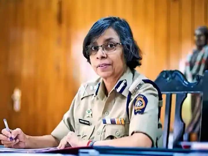 Rashmi Shukla was running extortion racket serious allegation by commissioner of Pune Haribhau Rathod आयुक्तपदी असताना रश्मी शुक्ला पुण्यात बिल्डरांकडून खंडणी गोळा करायच्या, हरीभाऊ राठोड यांचा गंभीर आरोप
