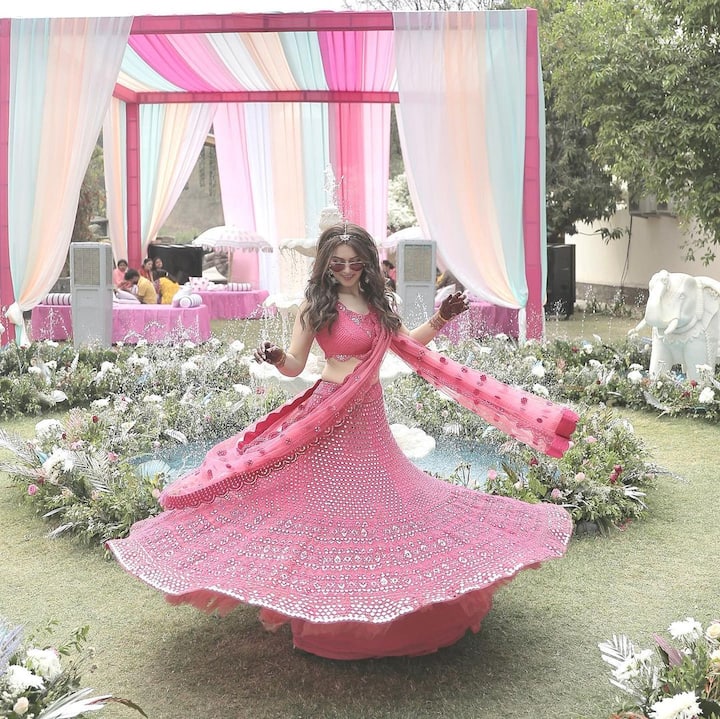 Actress Hansika Motwani has managed to win hearts with her stunning sartorial choices. She recently donned a pink lehenga for her brother Prashant Motwani and Muskaan Nancy’s mehendi. She rocked her traditional look with elegance and carried the outfit with grace.