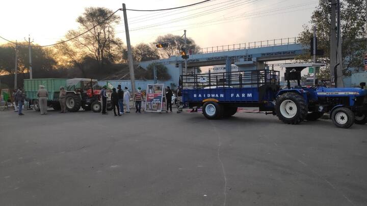 ਕਿਸਾਨਾਂ ਨੇ ਏਅਅਰਪੋਰਟ ਰੋਡ ਜਾਮ ਕਰ ਦਿੱਤਾ ਹੈ।