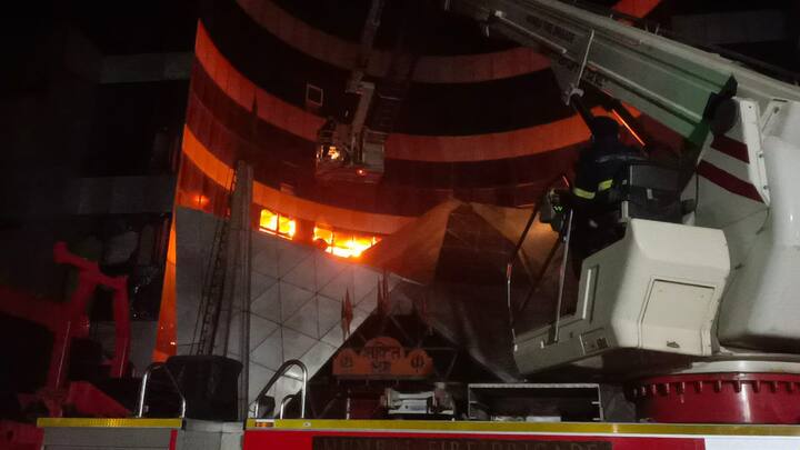 भांडुप येथील ड्रीम मॉलमध्ये रात्री 12 वाजताच्या दरम्यान भीषण आग लागली. या मॉलमध्ये सनराईज हे कोव्हिड रुग्णालय असून कोव्हिड रुग्णालयातील दोन जणांचा मृत्यू झाला आहे.