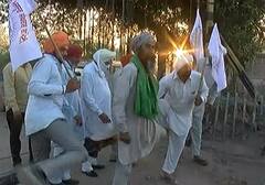 Amritsar 'ਚ ਦਿਨ ਚੜਦੇ ਹੀ ਕਿਸਾਨਾਂ ਨੇ ਕਰਤਾ ਚੱਕਾ ਜਾਮ,ਦੇਖੋ LIVEਤਸਵੀਰਾਂ