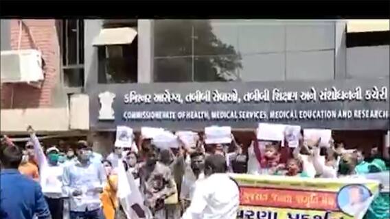 ગાંધીનગરમાં કોરોના વોરિયર્સે કમિશનર કચેરી સમક્ષ કર્યો વિરોધ,જુઓ વીડિયો