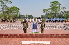 PM Modi in Bangladesh: পৌঁছেই শ্রদ্ধা জাতীয় স্মৃতি সৌধে, জাতীয় দিবস উদযাপনে বাংলাদেশে মোদি