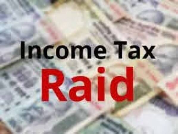 IT raid on jewelry shop in chennai சென்னை நகைக்கடையில் ரூ.1.50 கோடி ரொக்கம் பறிமுதல்