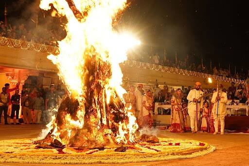 Holika Dahan 2021: હોલિકા દહનમાં આ વર્ષે  6 વસ્તુ અર્પિત કરવાનું ન ભૂલશો, આર્થિક તંગી સહિતની આ સમસ્યાથી  અચૂક મળશે મુક્તિ Holika Dahan 2021: આ વર્ષે  હોળીમાં 6 વસ્તુ અર્પિત કરવાનું ન ભૂલશો, આર્થિક તંગી સહિતની આ સમસ્યાથી  અચૂક મળશે મુક્તિ