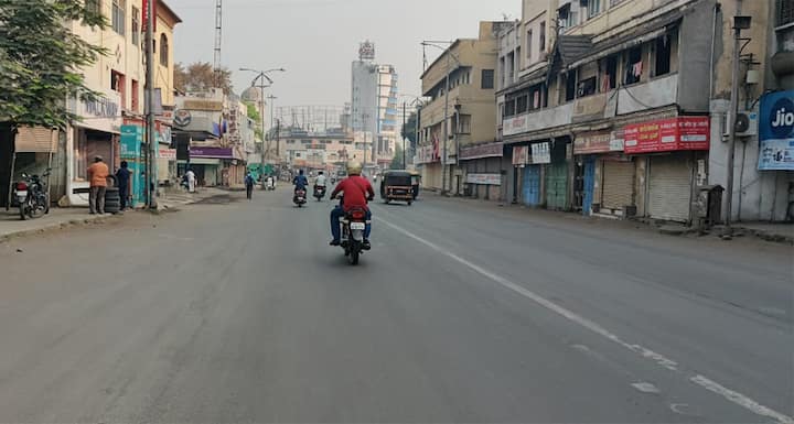 सोलापूर जिल्ह्यात आजपासून  वीकेंड लॉकडाऊन जाहीर करण्यात आला आहे.