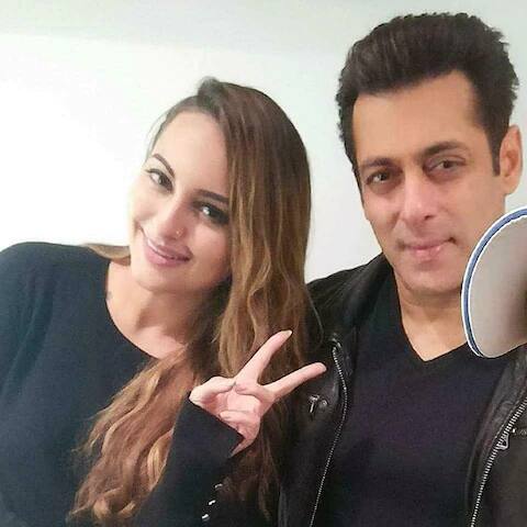 सोनाक्षी सिन्हाने आपल्यापेक्षा जवळपास 22 वर्ष मोठ्या सलमान खानसोबत 'दबंग' मध्ये काम केलं होतं. या जोडीला चाहत्यांनी खूप पसंतही केलं होतं.