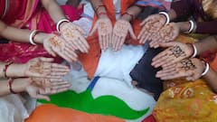 WB Election 2021 ‘সবার হাতে পদ্মফুল’, মেহেন্দি পরিয়ে গেরুয়া শিবিরের অভিনব জনসংযোগ