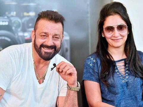 ਮਾਨਤਾ ਦੱਤ: ਸੰਜੇ ਦੱਤ ਦੀ ਤੀਜੀ ਪਤਨੀ ਮਾਨਤਾ ਨੂੰ ਵੀ ਸੰਜੇ ਮਹਿੰਗੇ ਤੋਹਫੇ ਦੇਕੇ ਖੁਸ਼ ਕਰਦੇ ਰਹਿੰਦੇ ਹਨ। ਮੀਡੀਆ ਰਿਪੋਰਟਾਂ ਮੁਤਾਬਕ ਸੰਜੇ ਨੇ ਮਾਨਤਾ ਨੂੰ ਕਰੋੜਾਂ ਦੀ ਕਾਰ ਤੋਹਫੇ 'ਚ ਦਿੱਤੀ ਸੀ ਜੋ ਕਿ ਮਾਨਤਾ ਦੀਆਂ ਮਨਪਸੰਦ ਕਾਰਾਂ 'ਚੋਂ ਇਕ ਹੈ।