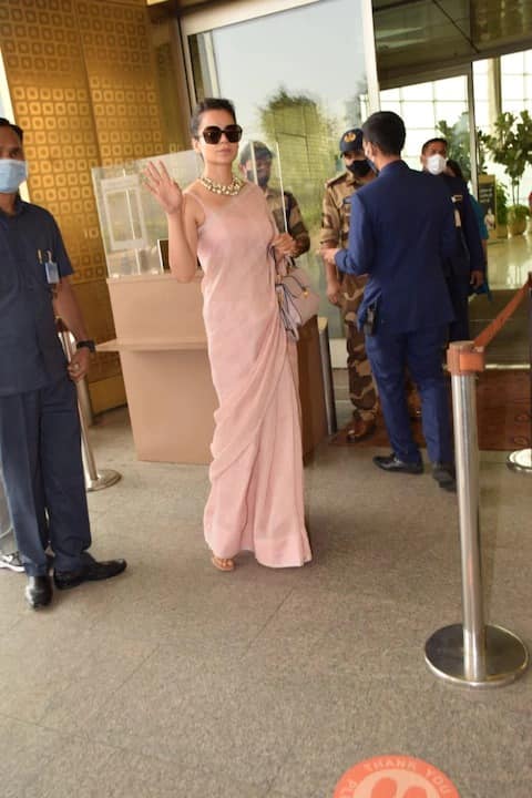 বিমানবন্দরে যাওয়ার আগে প্রার্থনা করছিলেন কঙ্গনা। যা দেখে বোঝাই যাচ্ছে কোনও গুরুত্বপূর্ণ কাজেই যাচ্ছেন তিনি।