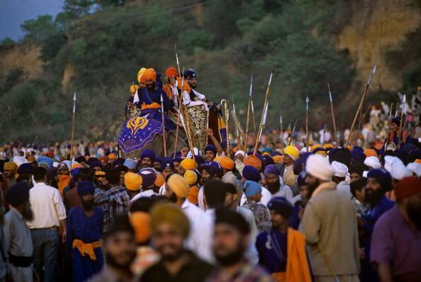 World famous Hola Mohalla Commenced at Shri Anandpur Sahib ਵਿਸ਼ਵ ਪ੍ਰਸਿੱਧ ਹੋਲਾ ਮਹੱਲਾ ਦਾ ਆਗਾਜ਼, ਸੰਗਤਾਂ ਹੋ ਰਹੀਆਂ ਨਤਮਸਤਕ, ਕੋਰੋਨਾ ਨਿਯਮਾਂ ਦਾ ਵੀ ਖਾਸ ਖਿਆਲ