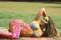 Let's Play Holi 2021 : બિકીનીમાં આ હિરોઇને રમી હતી હોળી, જુઓ રંગોમાં ન્હાતી બોલ્ડ રંગીન તસવીરો