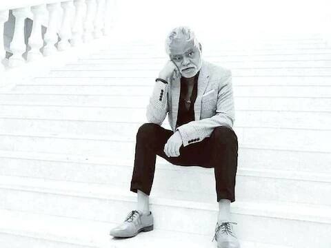 संजय मिश्रा देखील एनएसडीचे विद्यार्थी आहेत. आंखें देखी आणि कामयाब यासारखे चित्रपट त्यांनी केले आहेत. त्यांना नाट्यगृहातही काम करायला आवडते.