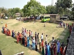First Phase Voting: উত্তপ্ত রাজনৈতিক পরিবেশের মধ্য়েই ভোট দিলেন বাংলা-অসমের ভোটাররা