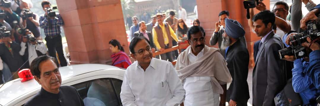 p.chitambaram tweet about cm முதல்வரைப் பார்த்தால் சிரிப்பு வருகிறது - ப.சிதம்பரம் டுவிட்