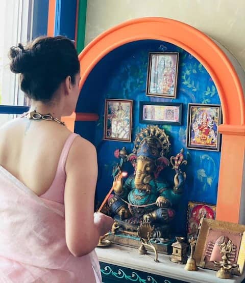 সামনেই মুক্তি পেতে চলেছে দুটি ছবি। ইতিমধ্যে একটির ট্রেলার প্রকাশ্যে এসেছে। অন্যটির শ্যুটিং এখনও চলছে। তাই ছবির জন্য শুভ কামনা চেয়ে গণেশের কাছে প্রার্থনা করছেন অভিনেত্রী কঙ্গনা রানাউত।