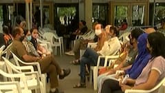 કોરોનાના કેસ વધતા અમદાવાદમાં વેક્સિન લેવા લોકોની લાગી કતાર, જુઓ વીડિયો