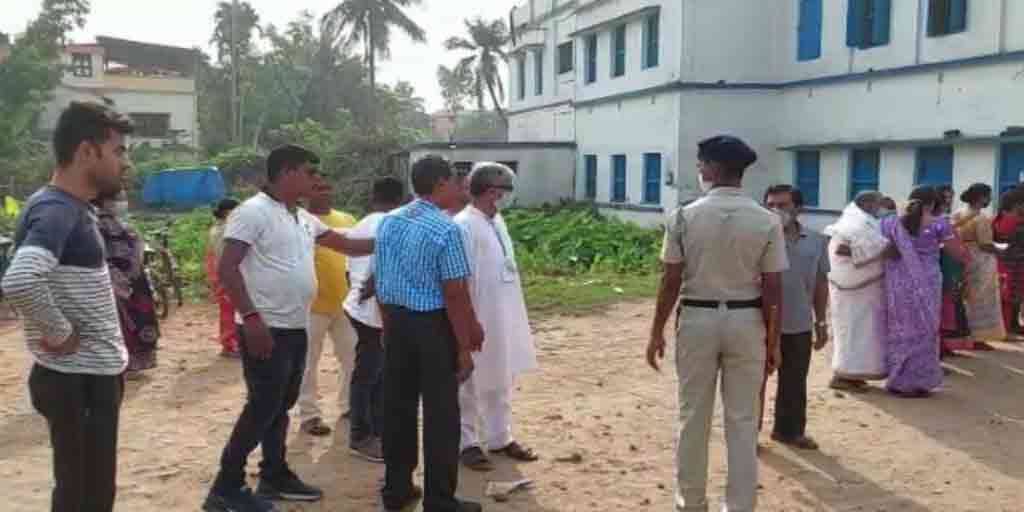 Kanthi EVM Failure : কাঁথি দক্ষিণে তিনটি বুথে ইভিএম বিকল, অসুস্থ প্রিসাইডিং অফিসার Three EVM stopped working in Kanthi Kanthi EVM Failure : কাঁথি দক্ষিণে তিনটি বুথে ইভিএম বিকল, অসুস্থ প্রিসাইডিং অফিসার