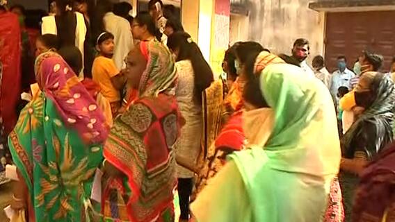 West Bengal Voting Day : पश्चिम बंगालच्या पुरुलियामध्ये मतदारांची गर्दी, सोशल डिस्टन्सिंगचा फज्जा