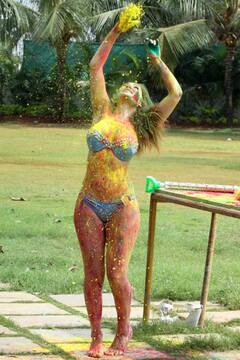 Holi 2021: ਬਿਕਨੀ ਪਾ ਕੇ ਖੁੱਲ੍ਹੇ ਅਸਮਾਨ ਹੇਠਾਂ ਹੋਲੀ ਦੇ ਰੰਗਾਂ ਨਾਲ ਮਸਤੀ ਕਰਦੀ ਨਜ਼ਰ ਆਈ ਇਸ ਬਾਲੀਵੁੱਡ ਐਕਟਰਸ ਨੂੰ ਕੀ ਤੁਸੀਂ ਪਹਿਚਾਣ ਪਾਏ