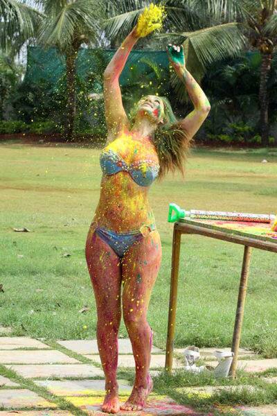 ਇਸ ਵਾਰ ਕੋਰੋਨਾ ਕਰਕੇ ਦੇਸ਼ ਭਰ 'ਚ ਬਹੁਤ ਸਾਰੀਆਂ ਸਾਵਧਾਨੀਆਂ ਦਰਮਿਆਨ ਹੋਲੀ ਦੇ ਜਸ਼ਨ ਮਨਾਏ ਜਾ ਰਹੇ ਹਨ। ਅਜਿਹੀ ਸਥਿਤੀ ਵਿਚ ਅਸੀਂ ਤੁਹਾਨੂੰ ਬਾਲੀਵੁੱਡ ਐਕਟਰਸ ਦੀ ਥ੍ਰੋਬੈਕ ਹੋਲੀ ਸੈਲੀਬ੍ਰੇਸ਼ਨ ਦੀਆਂ ਕੁਝ ਤਸਵੀਰਾਂ ਦਿਖਾਉਣ ਜਾ ਰਹੇ ਹਾਂ। ਕੀ ਤੁਸੀਂ ਰੰਗਾਂ ਵਿੱਚ ਨਹਾਈ ਇਸ ਅਭਿਨੇਤਰੀ ਨੂੰ ਪਛਾਣਦੇ ਹੋ?