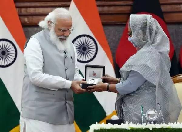 PM Modi Bangladesh Visit 2021 Narendra Modi gifts Sheikh Hasina important India Bangladesh bilateral talks highlights બાંગ્લાદેશના વડાપ્રધાન હસીના શેખે PM મોદીને શું આપી ગિફ્ટ? બંને દેશો વચ્ચે શું થયા મહત્વના સમજૂતી કરાર