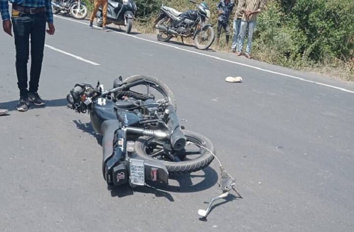 two youngsters died in accident on Bayad Dehgam road in Arvalli, 4 injured Arvalli : માતાજીના દર્શન કરી પરત ફરતી વખતે સામસામે બાઇક ટકરાતા બે યુવકોના મોત, ચાર ઘાયલ