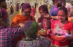 દેશના આ મંદિરમાં કોરોના ગાઈડલાઈન નેવે મુકીને શ્રદ્ધાળુઓ રમ્યા હોળી, જુઓ તસવીરો