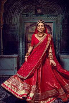 ராணியாக மாறிய தொகுப்பாளினி.. விஜய் டிவி புகழ் DD-இன் அசத்தல் ஃபோட்டோஷூட்..