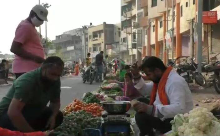 कोरोना आणि लॉकडाऊनच्या नियमांचा फज्जा उडवत असल्याचं चित्र आहे.