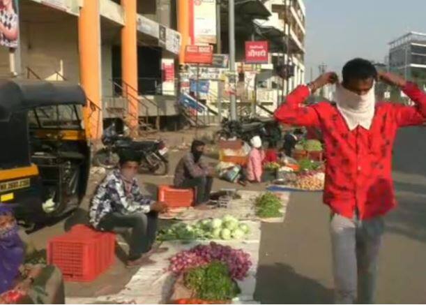 जिल्ह्यात 25 मार्च ते 4 एप्रिल दरम्यान 11 दिवसाचे लॉकडाऊन करण्यात आलं आहे. अत्यावश्यक सेवेसाठी सकाळी 7 ते 12 या वेळेत ठोक भाजीपाला, फळे विक्रीस परवानगी प्रशासनाच्या वतीने देण्यात आली आहे.