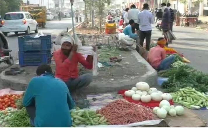 परंतु लॉकडाऊन काळात देण्यात आलेल्या या ठोक फळ, भाजीपाला विक्री परवानगीचा नांदेडकरांनी गैरफायदा घेत कोरोना नियमावलीचं उल्लंघन केलं आहे.