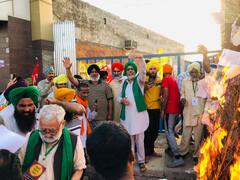 ਦਿੱਲੀ ਦੀਆਂ ਸਰਹਦਾਂ 'ਤੇ ਕਿਸਾਨਾਂ ਨੇ ਇੰਝ ਮਨਾਈ ਹੋਲੀ, ਖੇਤੀ ਕਨੂੰਨਾਂ ਦੀਆਂ ਸਾੜੀਆਂ ਕਾਪੀਆਂ, ਦੇਖੋ ਤਸਵੀਰਾਂ 