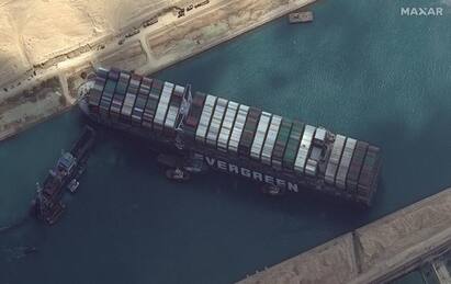 Delay in rescuing the evergreen ship from suez canal சூயஸ் கால்வாயின் குறுக்கே எவர்க்ரீன் சரக்கு கப்பல் - மீட்புப் பணியில் தாமதம்.