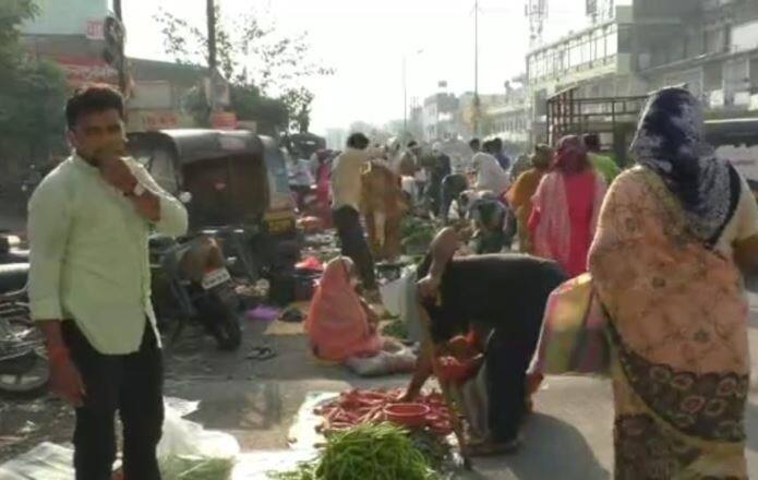 नांदेडमध्य लॉकडाऊन कालावधीत अत्यावश्यक सेवेच्या आधारे फळ भाजीपाला विक्रीस शासनाने परवानगी दिली आहे. मात्र नांदेडकरांकडून या परवानगीचा फज्जा उडाला आहे.  ठोक भाजीपाला विक्रीची परवानगी असताना तेथे आठवडी बाजार भरवला जातोय.