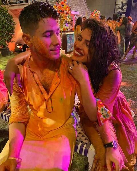 রঙ খেলার সময় বেশ কিছুক্ষণ তাঁরা যেন নিজেদের মধ্য়েই ডুবেছিলেন।