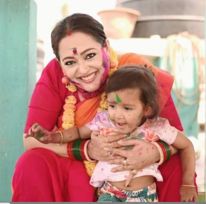 বাড়িতেই আয়োজন, নাচে গানে দোলযাত্রা পালন অপরাজিতা আঢ্যর।