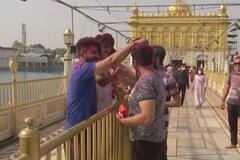 દેશના આ મંદિરમાં કોરોના ગાઈડલાઈન નેવે મુકીને શ્રદ્ધાળુઓ રમ્યા હોળી, જુઓ તસવીરો