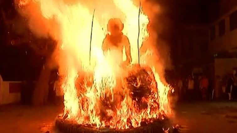 holika dahan 2022 time date do not use these tree wood in holika dahan होलिका दहन में भूलकर भी न करें इन पेड़ों की लकड़ियों का इस्तेमाल, पड़ता है बुरा असर, नाराज हो जाते हैं भगवान